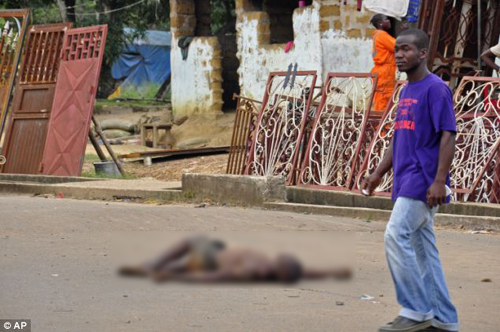 Xác nạn nhân Ebola bị quẳng ra đường ảnh 1